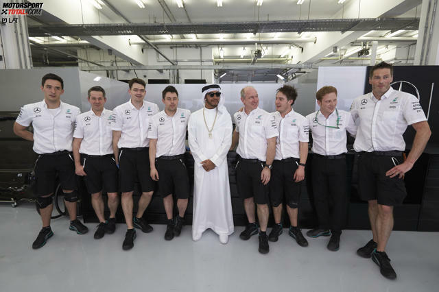 Lewis Hamilton sorgte in Bahrain für Aufregung. Jetzt durch die Backstage-Fotos klicken, was in Manama sonst noch geschah!