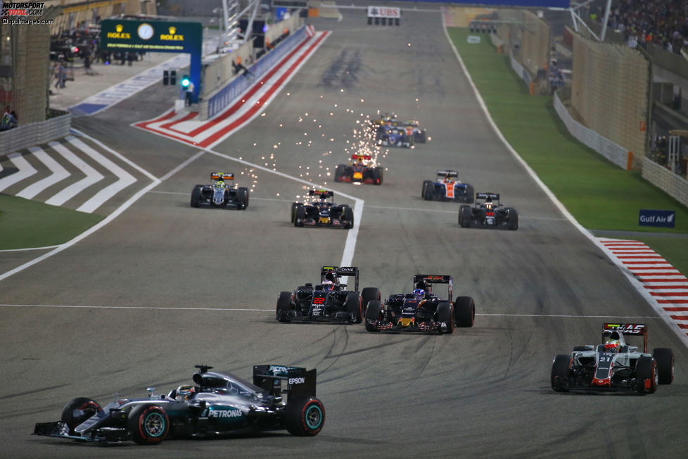 Lewis Hamilton (Mercedes), Esteban Gutierrez (Haas), Max Verstappen (Toro Rosso) und Jenson Button (McLaren) 