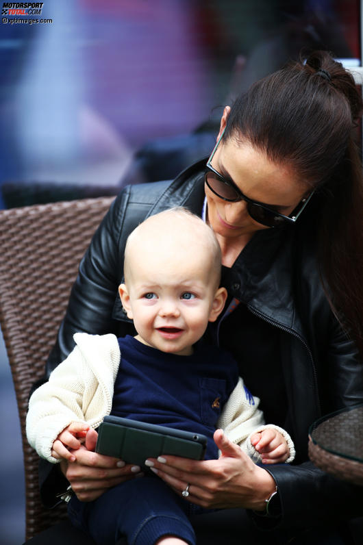 Kimi Räikkönens Minttu Virtanen mit dem kleinen Robin