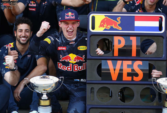 Daniel Ricciardo und Max Verstappen nach dem Rennen in Barcelona: Sie schneiden auch in der Gunst der Leser gut ab. Jetzt durch die schönsten Jubelfotos klicken!