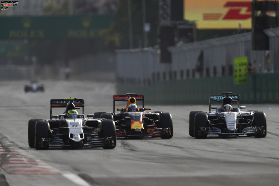 Lewis Hamilton (Mercedes), Daniel Ricciardo (Red Bull) und Sergio Perez (Force India) 