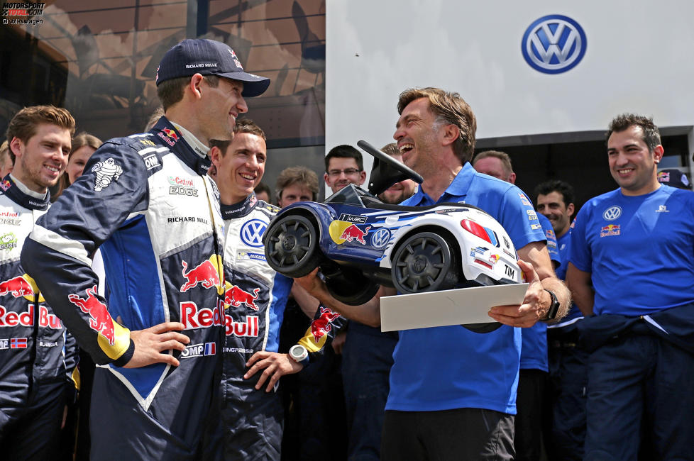 Der frischgebackene Vater Sebastien Ogier erhält ein WRC-Bobbycar für Söhnchen Tim.
