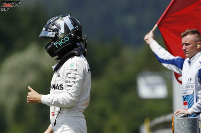 Nico Rosberg: Nach der Kollision mit Lewis Hamilton wirkte er ziemlich genervt. Klicken Sie sich jetzt noch einmal durch die Highlights des Rennens in Spielberg!