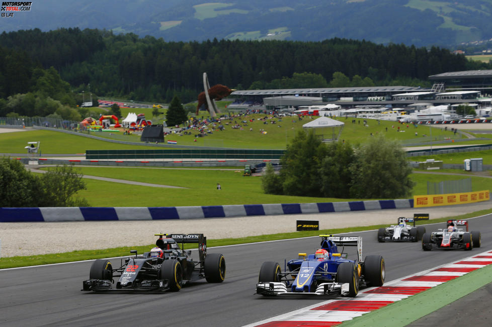 Jenson Button (McLaren) und Felipe Nasr (Sauber) 