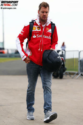 Sebastian Vettel ärgert sich über die Einschränkung des Boxenfunks. Doch nicht alle im Fahrerlager sehen das Thema so kritisch. Andere Stimmen in der Fotostrecke. Sebastian Vettel ärgert sich über die Einschränkung des Boxenfunks. Doch nicht alle im Fahrerlager sehen das Thema so kritisch. Andere Stimmen in der Fotostrecke.