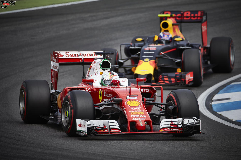 Sebastian Vettel (Ferrari) und Max Verstappen (Red Bull) 