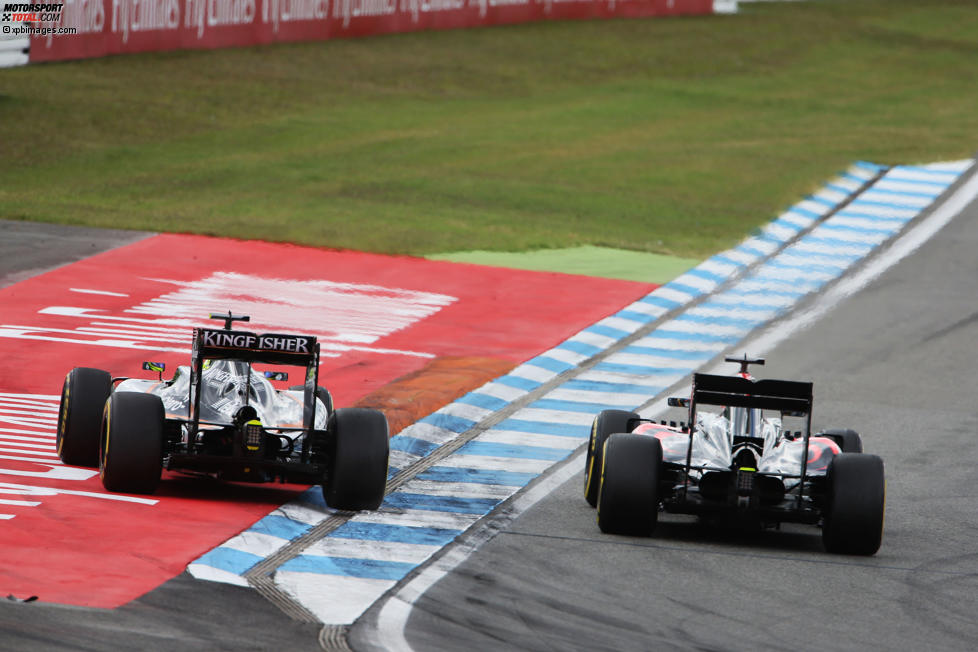 Fernando Alonso (McLaren) und Sergio Perez (Force India) 