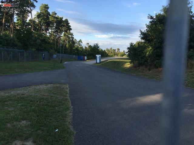 Ein Blick auf die alte Waldgerade in Hockenheim. Dort wo früher die Autos fuhren, gibt es heute maximal einen kleinen Weg. Ein Blick auf die alte Waldgerade in Hockenheim. Dort wo früher die Autos fuhren, gibt es heute maximal einen kleinen Weg.