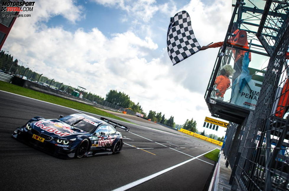 Marco Wittmann (RMG-BMW) mit Zielflagge