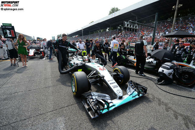 Lewis Hamilton hadert nach dem schlechten Start in Monza mit der Technik. Sein Teamkollege darf hingegen... Lewis Hamilton hadert nach dem schlechten Start in Monza mit der Technik. Sein Teamkollege darf hingegen...