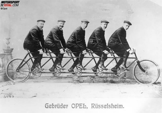 Die Opel-Brüder Karl, Wilhelm, Heinrich, Fritz and Ludwig (v.l.n.r.) posieren 1895 mit dem &quot;Quintuplet&quot;