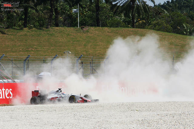 Romain Grosjean landet nach Bremsproblemen im Malaysia-Kiesbett
