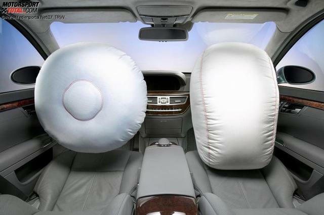 Airbags in einer Mercedes-Benz S-Klasse der Baureihe W 221 (2005)