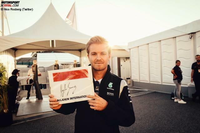 Nico Rosberg erhielt ein besonderes Geschenk: Ein vermeintliches Ayrton-Senna-Autogramm brachte den Deutschen zum Strahlen. Doch neben zahllosen Süßigkeiten für die Stars haben die japanischen Fans noch viel mehr zu bieten...