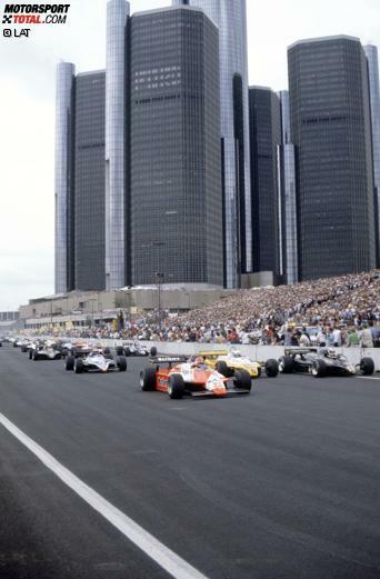 Spektakuläre Kulisse vor dem Renaissance-Center beim Rennen in Detroit 1982. Jetzt durch Triumphe und Tragödien in der Geschichte des Grand Prix der USA klicken!