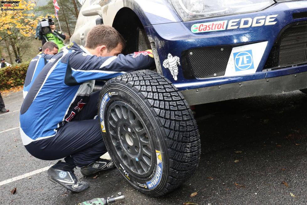 Sebastien Ogier (Volkswagen) und Julien Ingrassia beim Reifenwechsel