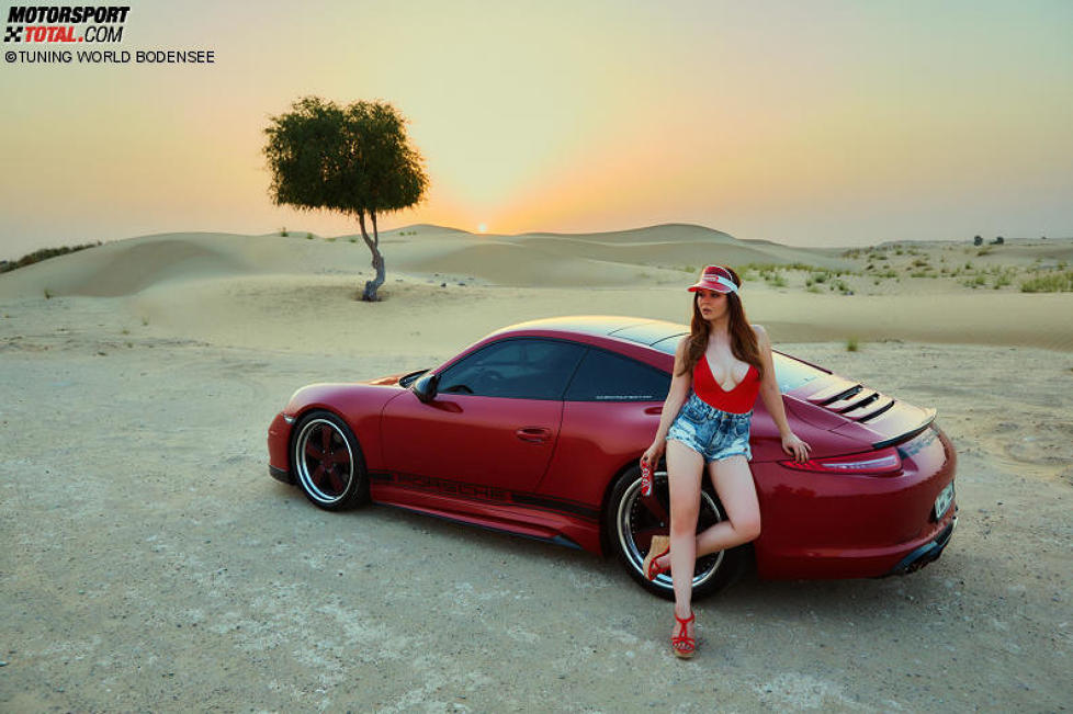 MISS TUNING KALENDER 2017 - Titelbild. Miss Tuning Julia Oemler, Dubais heißeste Locations und tolle Autos glänzen um die Wette: Sonnenuntergang in der Wüste Dubais mit einem schicken 911er Porsche Carrera, der unter anderem Felgen von Alphamale Performance verbaut hat.