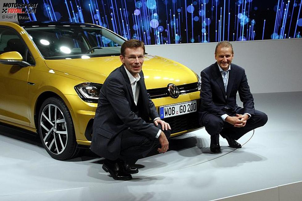 VW Golf 7 Facelift 2017 - Vorstellung in Wolfsburg: Markenchef Herbert Driess und Entwicklungschef Frank Welsch (links)