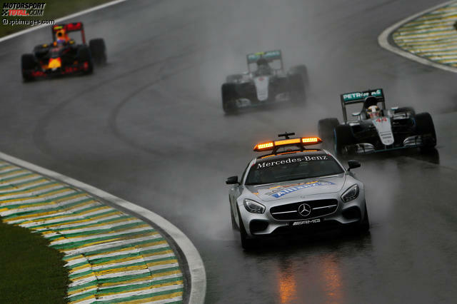 Gewohntes Bild: Wenn es regnet, ist das Safety-Car im Dauereinsatz. Jetzt durch die Highlights des Grand Prix von Brasilien klicken!