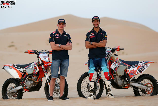 Daniel Ricciardo (re.) und Max Verstappen durften sich in den Dünen austoben. Jetzt ansehen, wie die Red-Bull-Piloten die Wüste unsicher machen!