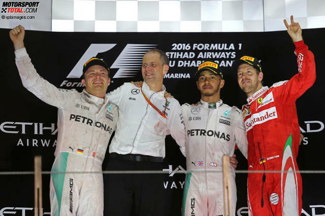 Nico Rosberg, Renningenieur Tony Ross, Lewis Hamilton und Sebastian Vettel auf dem Podium. Jetzt durch die Highlights des Grand Prix von Abu Dhabi klicken!