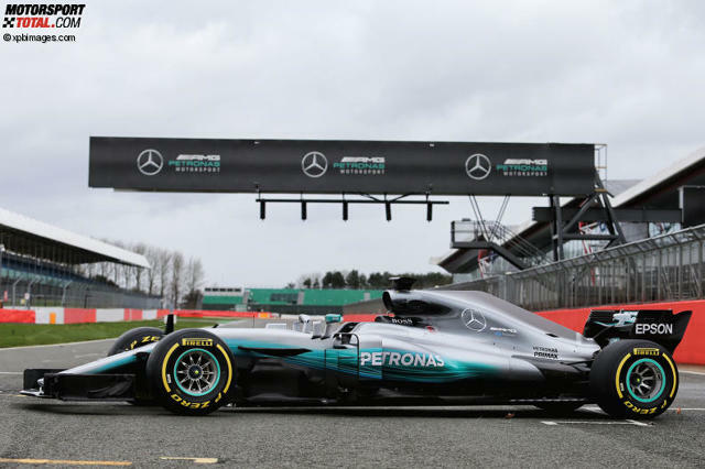 Der Mercedes F1 W08 in Silverstone: Der neue Silberpfeil geht andere Wege beim Design und verzichtet auf eine überproportionierte Heckflosse auf der Motorabdeckung.