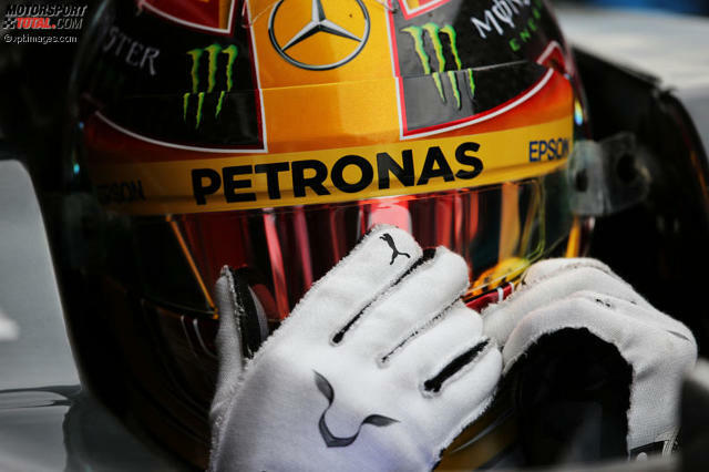 Gelb wie die Sonne: Für Barcelona hat Lewis Hamilton seinen Helm gepimpt