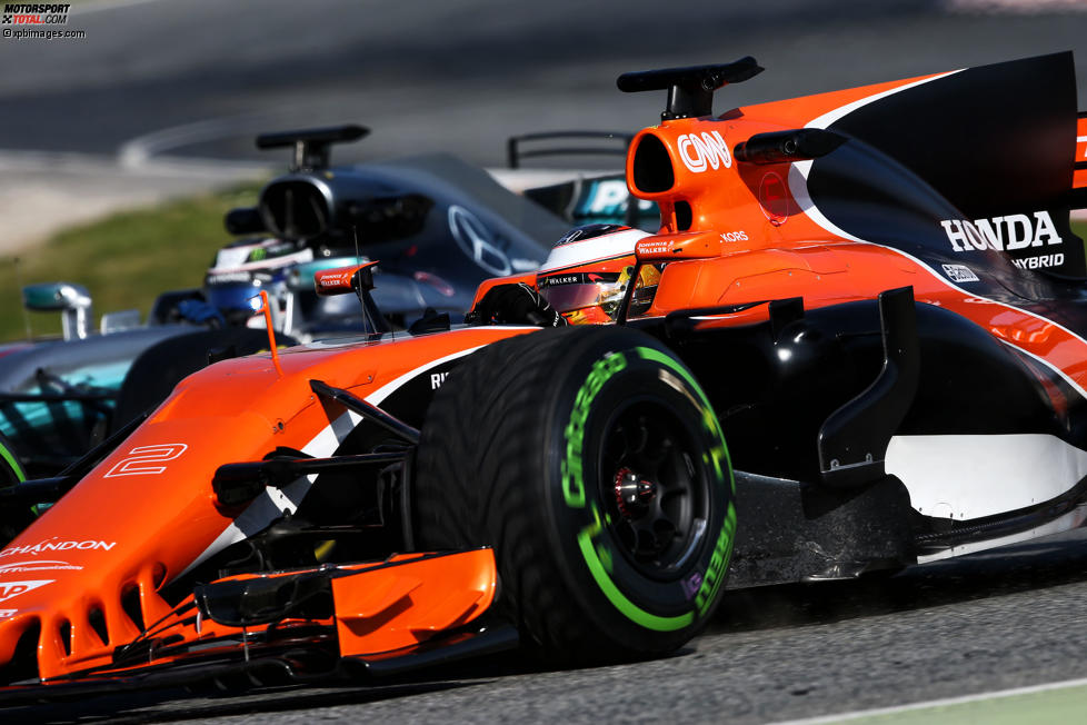 Stoffel Vandoorne (McLaren) und Valtteri Bottas (Mercedes) 