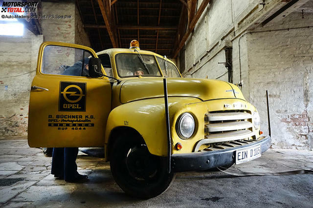Der Opel Blitz-Abschleppwagen mit dem Firmenlogo seines früheren Auftraggebers Der Opel Blitz-Abschleppwagen mit dem Firmenlogo seines früheren Auftraggebers