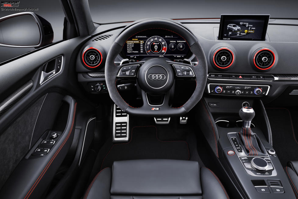 Cockpit der Audi RS3 Limousine 2017