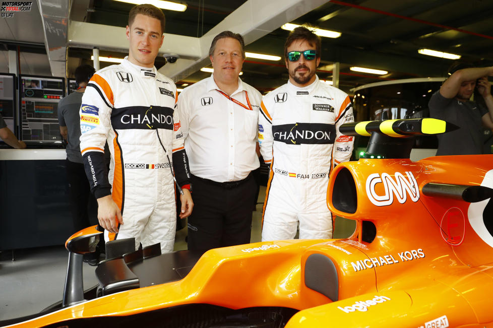 Stoffel Vandoorne (McLaren), Fernando Alonso (McLaren) und Zak Brown 
