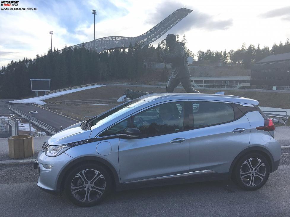 König Harald V von Norwegen und Opel Ampera-e: zwei Langläufer am Holmenkollen 