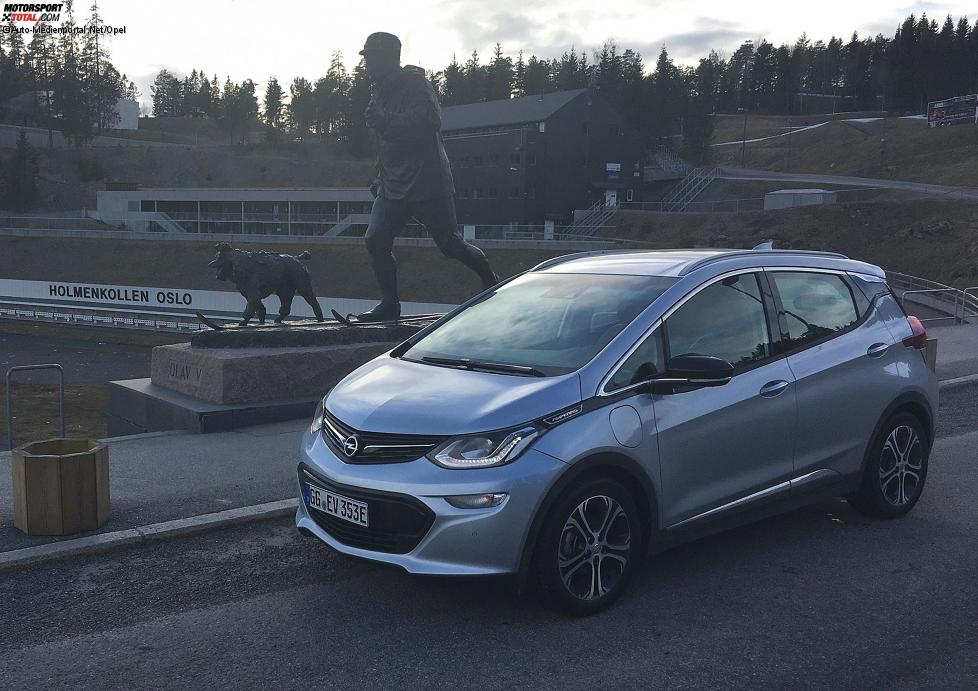 König Harald V von Norwegen und Opel Ampera-e: zwei Langläufer am Holmenkollen 