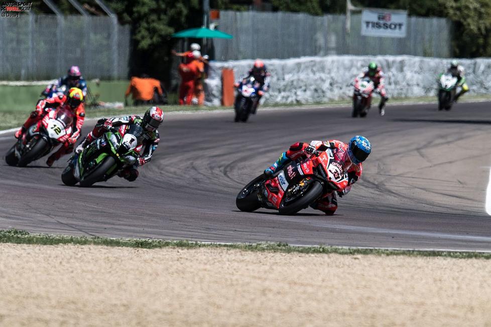 Marco Melandri vor Jonathan Rea 