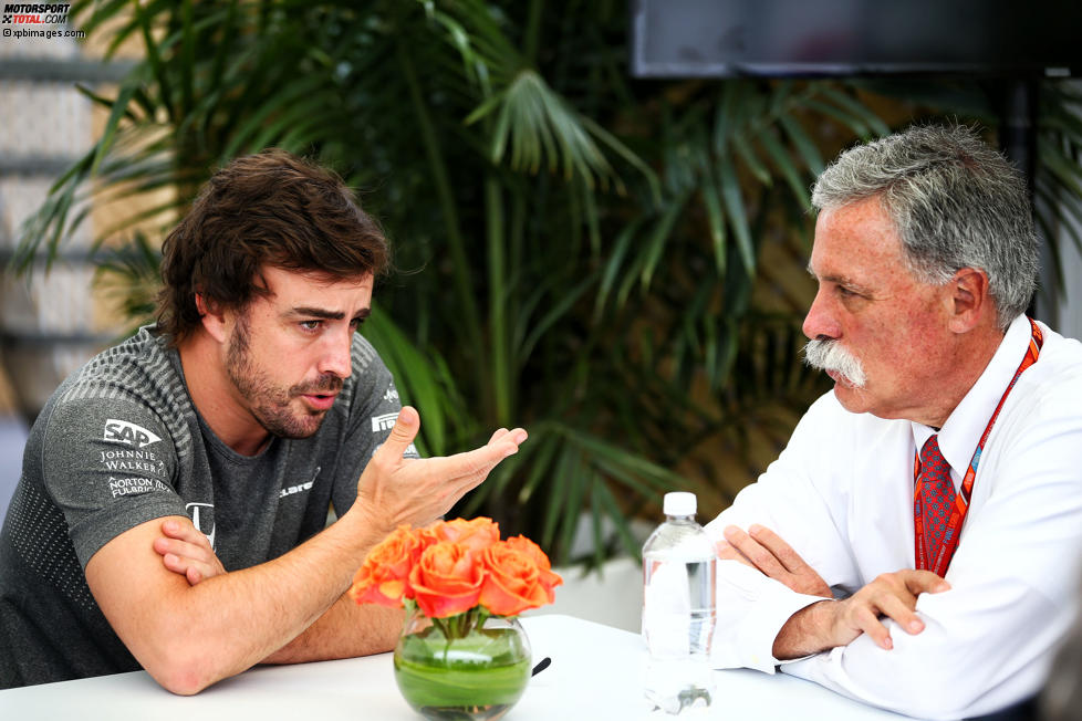 Fernando Alonso (McLaren) und Chase Carey 