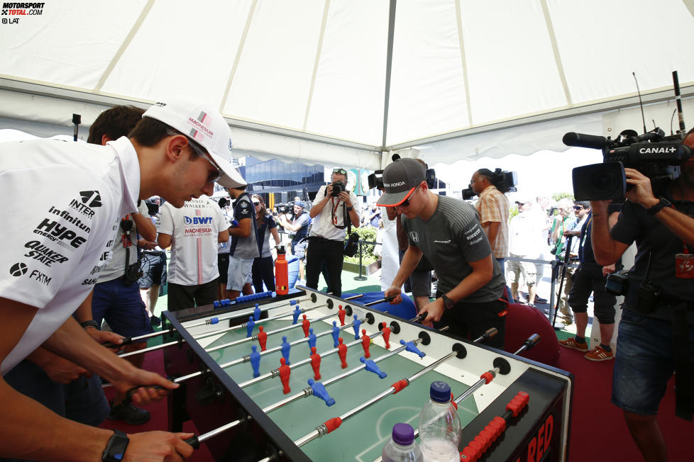 Esteban Ocon (Force India) und Stoffel Vandoorne (McLaren) 