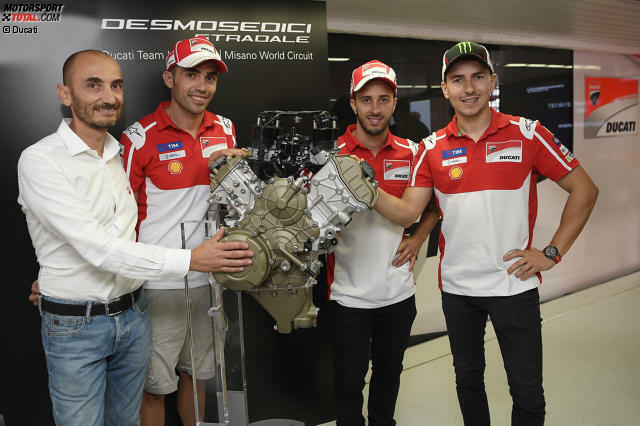 Claudio Domenicali (links) und seine MotoGP-Fahrer mit dem neuen V4-Motor. Claudio Domenicali (links) und seine MotoGP-Fahrer mit dem neuen V4-Motor.