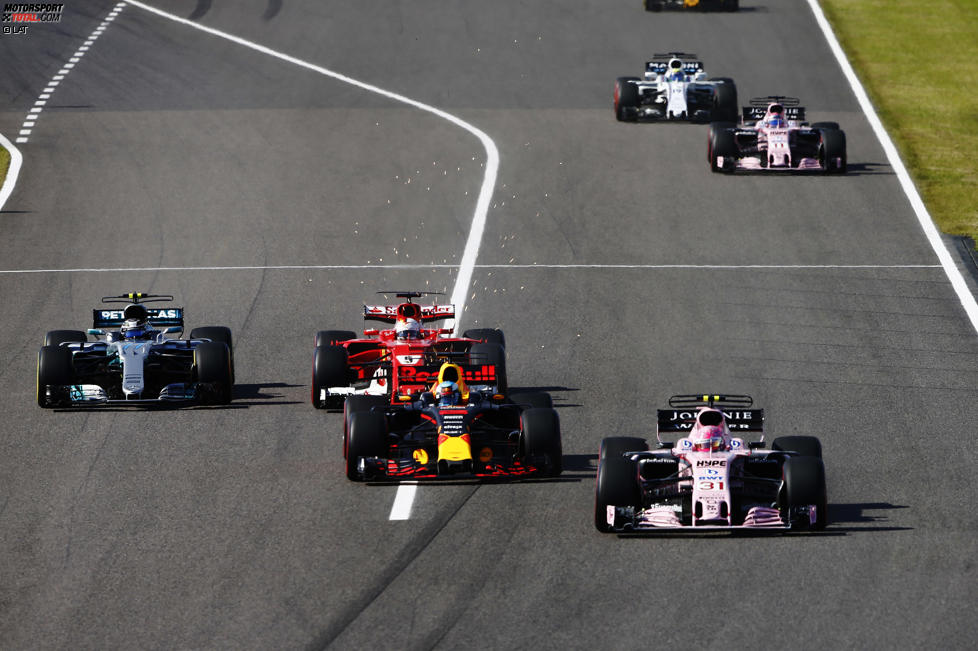 Esteban Ocon (Force India), Daniel Ricciardo (Red Bull), Sebastian Vettel (Ferrari) und Valtteri Bottas (Mercedes) 