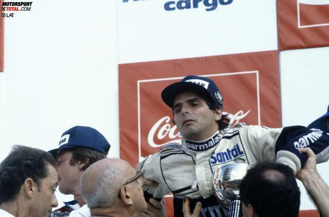 Sieger Nelson Piquet zollt den Belastungen Tribut und bricht auf dem Podest zusammen. Trotz der Disqualifikation sollte er sein Heimrennen zwei Mal gewinnen. Jetzt durch die bewegte Geschichte des Brasilien-Grand-Prix klicken!