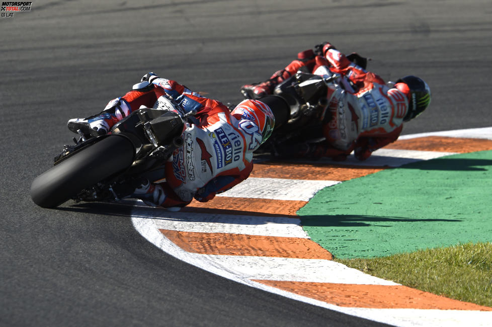 Andrea Dovizioso hinter Jorge Lorenzo 