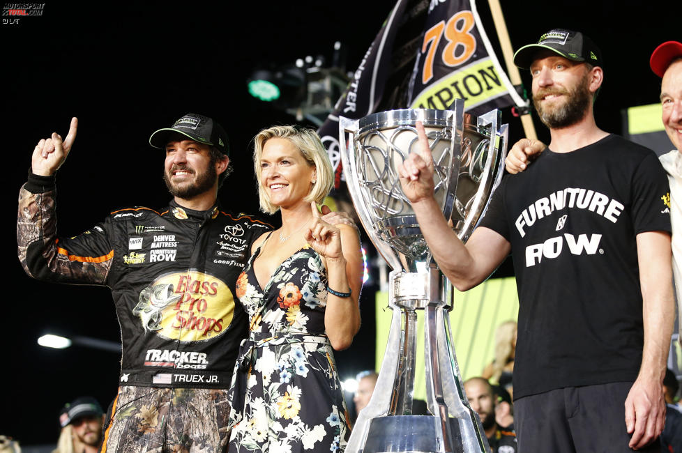 Martin Truex Jr. (Furniture Row) mit Freundin Sherry Pollex und Crewchief Cole Pearn