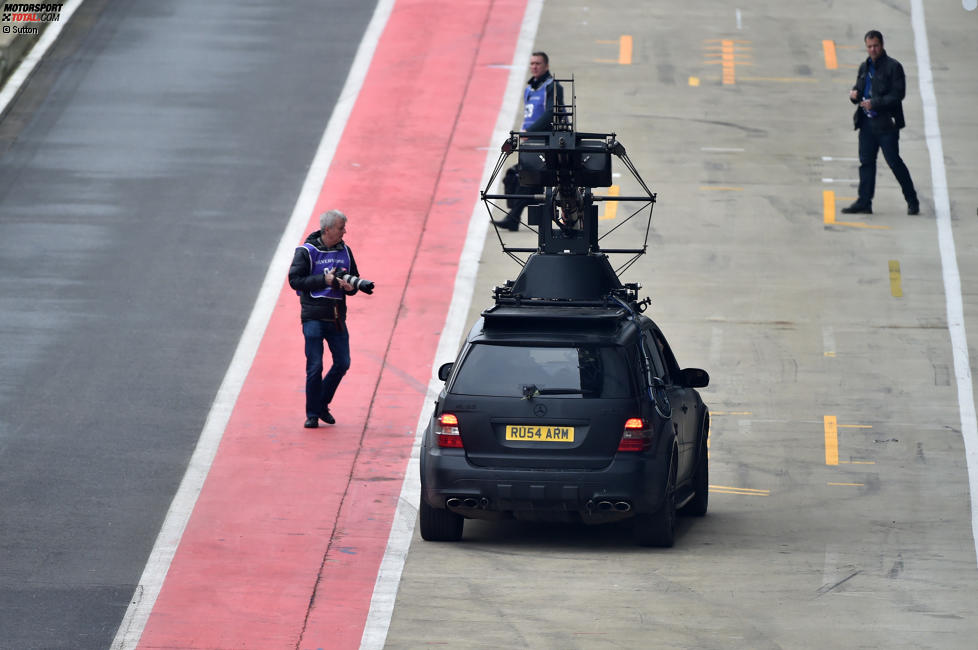 Dieser Kamerawagen filmt die ersten Meter des Mercedes F1 W09 EQ Power+