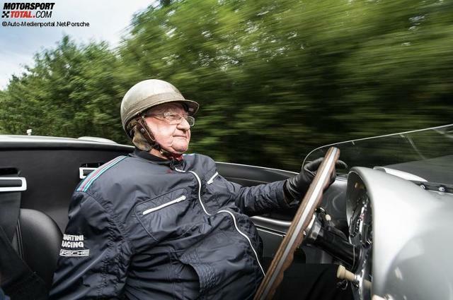 Hans Herrmann setzt sich bei Klassik-Veranstaltungen immer noch für Porsche ans Steuer Hans Herrmann setzt sich bei Klassik-Veranstaltungen immer noch für Porsche ans Steuer
