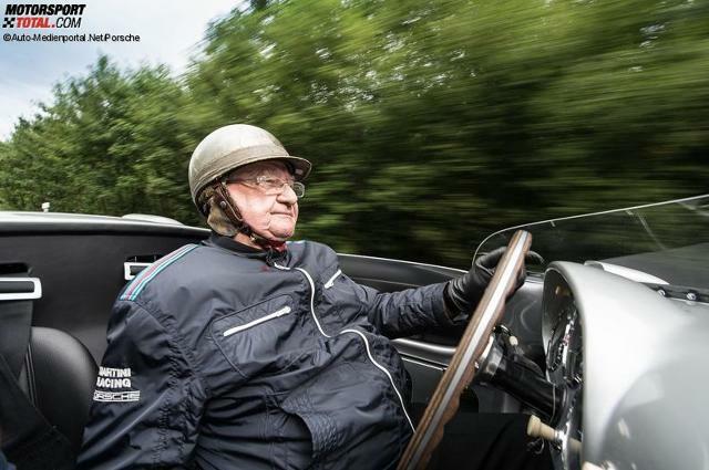 Hans Herrmann setzt sich bei Klassik-Veranstaltungen immer noch für Porsche ans Steuer