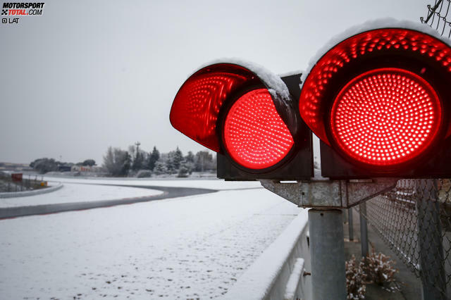 Schnee in Barcelona verzögert die Tests: Jetzt durch die kuriosen Fotos klicken!