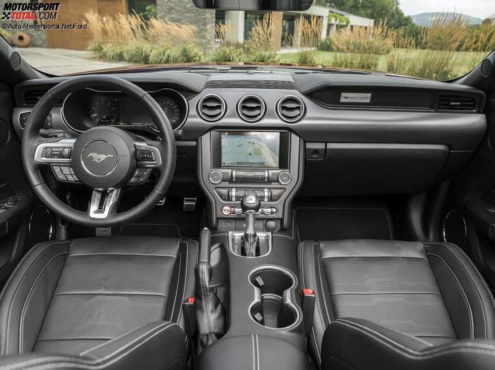 Innenraum und Cockpit des Ford Mustang Convertible 2.3 2018