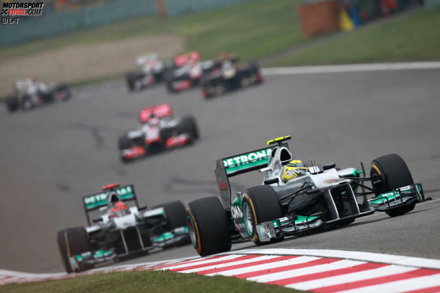 2012 ein ungewohntes Bild: Rosberg und Schumacher führen das Feld an. Während der jüngere Mercedes-Pilot siegte, ist der Kurs auch für &quot;Schumi&quot; denkwürdig. Jetzt durch die Geschichte des China-Grand-Prix klicken!