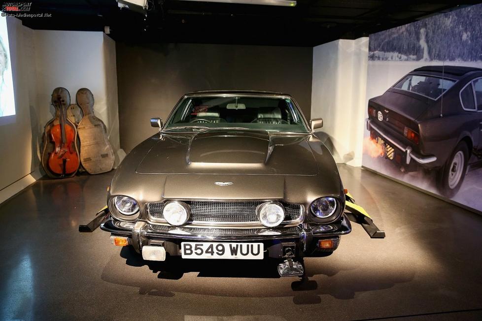 Bond-Ausstellung in London: Aston Martin V8 Volante und Cello-Schlitten aus "Der Hauch des Todes" (1987)
