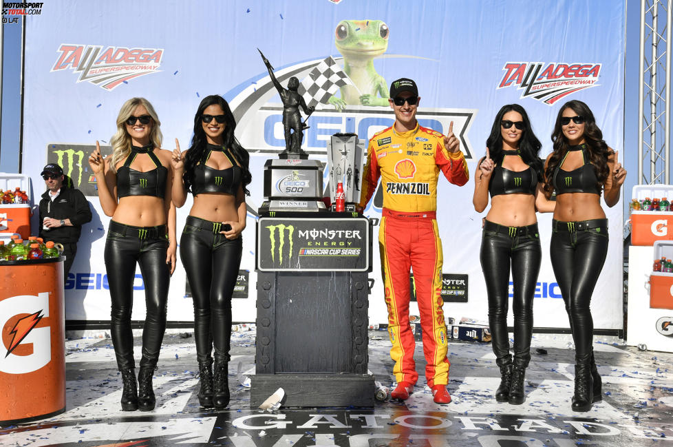 Joey Logano (Penske) mit den Monster-Girls