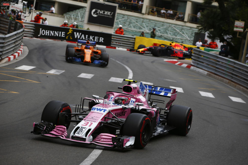 Esteban Ocon (Force India) und Fernando Alonso (McLaren) 